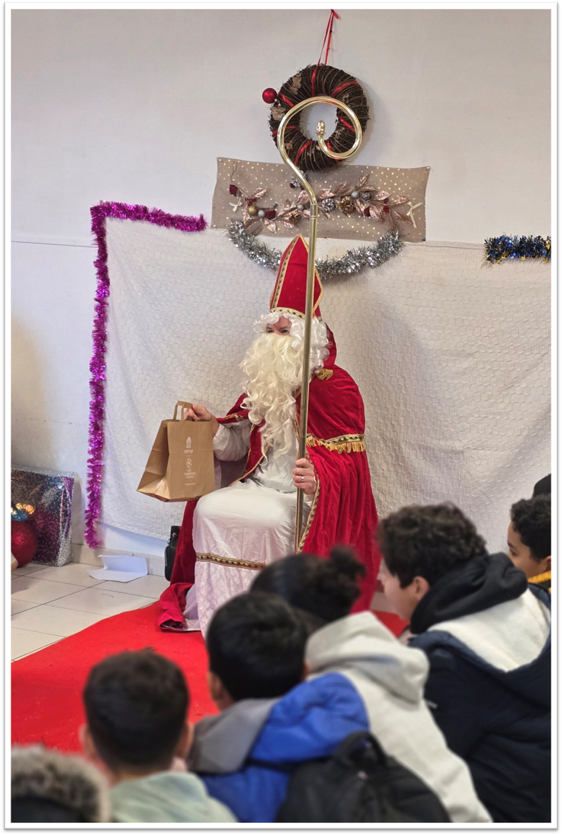 Une image contenant habits, int�rieur, mur, personne

Le contenu g�n�r� par l�IA peut �tre incorrect.