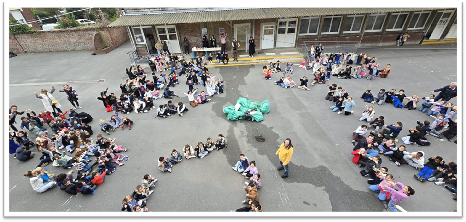 Une image contenant plein air, personnes, sol, groupe

Le contenu g�n�r� par l�IA peut �tre incorrect.